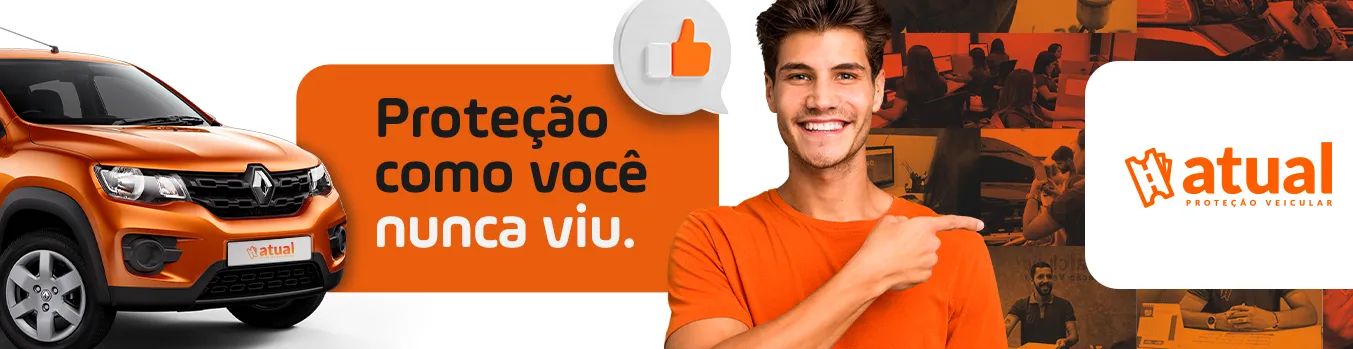 Um carro, modelo Renault kwid laranja seguido por um texto dentro do bloco laranja escrito: Proteção como você nunca viu. Com um homem, branco de camisa laranjaele está sorrindo e apontando para o logo da Atual sobreposto,  a fotos de diversos colaboradores.