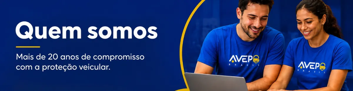Banner horizontal da AVEP Brasil com fundo azul e detalhes gráficos em amarelo. À esquerda, aparece o título “Quem somos” e o texto: “Mais de 20 anos de compromisso com a proteção veicular.” À direita, um homem e uma mulher usando camisetas azuis com o logotipo da AVEP Brasil aparecem sorrindo e olhando para um notebook, transmitindo colaboração, profissionalismo e proximidade.