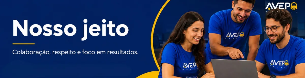 Banner horizontal da AVEP Brasil com fundo azul e detalhes gráficos em amarelo. À esquerda, aparece o título “Nosso jeito” e o texto: “Colaboração, respeito e foco em resultados.” À direita, três colaboradores usando camisetas azuis com o logotipo da AVEP Brasil aparecem sorrindo e reunidos ao redor de um notebook. Um deles aponta para a tela enquanto os outros observam, transmitindo trabalho em equipe, integração e colaboração. O logotipo da AVEP Brasil aparece no canto superior direito.