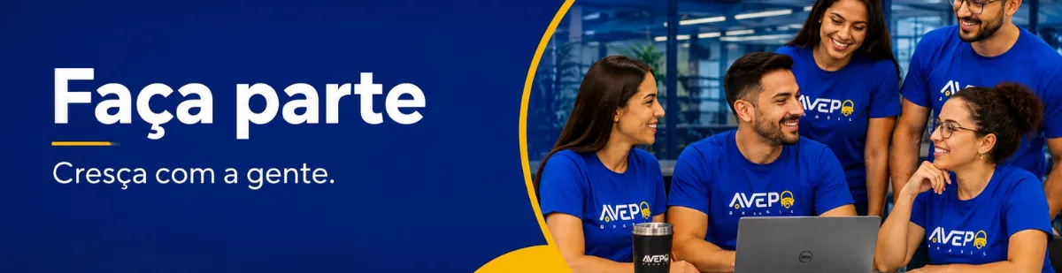 Banner horizontal da AVEP Brasil com fundo azul e detalhes gráficos em amarelo. À esquerda, aparece o título “Faça parte” e o texto “Cresça com a gente.” À direita, cinco colaboradores usando camisetas azuis com o logotipo da AVEP Brasil aparecem reunidos em um ambiente corporativo, sorrindo e interagindo ao redor de um notebook. A imagem transmite acolhimento, integração, trabalho em equipe e oportunidade de crescimento profissional.