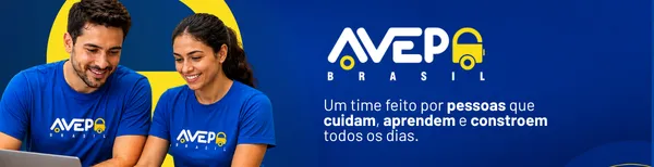 Banner horizontal da AVEP Brasil com fundo azul e elementos gráficos em amarelo. À esquerda, um homem e uma mulher usando camisetas azuis com o logotipo da AVEP Brasil aparecem sorrindo e olhando para um computador, em uma cena que transmite colaboração e ambiente de trabalho positivo. À direita, aparece o logotipo da AVEP Brasil e a frase: “Um time feito por pessoas que cuidam, aprendem e constroem todos os dias.”