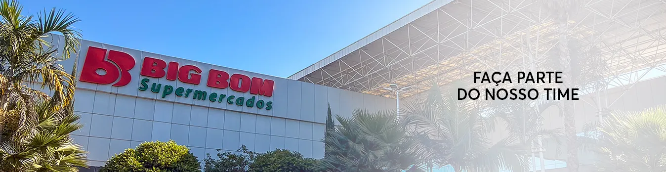 Fachada
A última faixa apresenta uma fotografia externa de uma unidade do Big Bom Supermercados. A fachada moderna ocupa a maior parte da composição, com o logotipo em vermelho em destaque sobre a estrutura branca. O céu azul, as palmeiras e a vegetação reforçam a sensação de amplitude. Sobre a imagem há um leve degradê branco do lado direito, onde está inserida a mensagem em letras pretas:

"CONFIRA ABAIXO AS VAGAS DISPONÍVEIS EM CADA LOJA"
