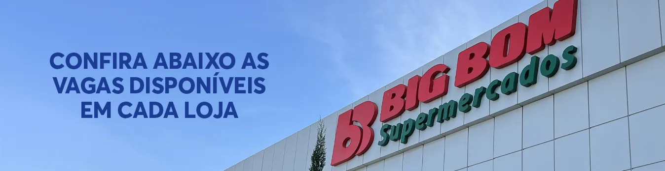 Banner horizontal mostrando a fachada externa de uma loja do Big Bom Supermercados sob um céu azul claro. No canto direito, na parede branca do prédio, destaca-se o logotipo da empresa com as letras 'BB' e 'BIG BOM' em vermelho, e a palavra 'Supermercados' logo abaixo em verde. No lado esquerdo, sobre o céu azul, há o texto em letras maiúsculas azuis: 'CONFIRA ABAIXO AS VAGAS DISPONÍVEIS EM CADA LOJA'.