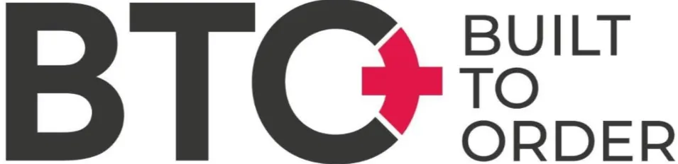 Nosso logo é composto pelas letras B T O escritas na cor preta e o sinal de + em vermelho. Essa abreviação significa em inglês Built To Order = Construído sob encomenda