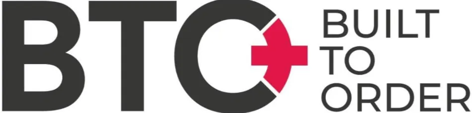 Nosso logo é composto pelas letras B T O escritas na cor preta e o sinal de + em vermelho. Essa abreviação significa em inglês Built To Order = Construído sob encomenda