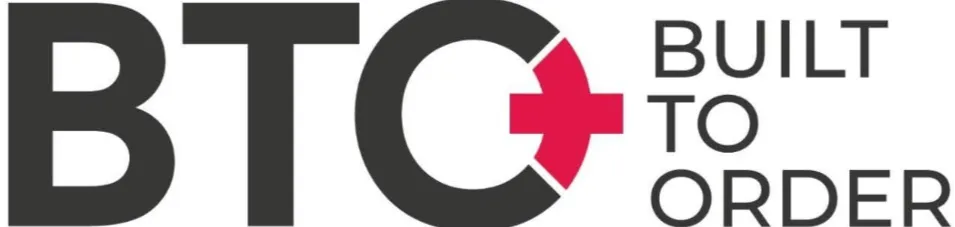 Nosso logo é composto pelas letras B T O escritas na cor preta e o sinal de + em vermelho. Essa abreviação significa em inglês Built To Order = Construído sob encomenda