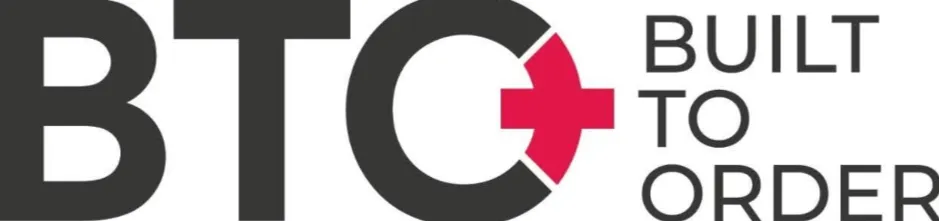 Nosso logo é composto pelas letras B T O escritas na cor preta e o sinal de + em vermelho. Essa abreviação significa em inglês Built To Order = Construído sob encomenda