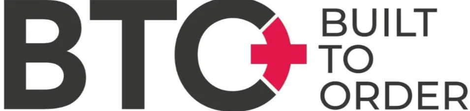 Nosso logo é composto pelas letras B T O escritas na cor preta e o sinal de + em vermelho. Essa abreviação significa em inglês Built To Order = Construído sob encomenda