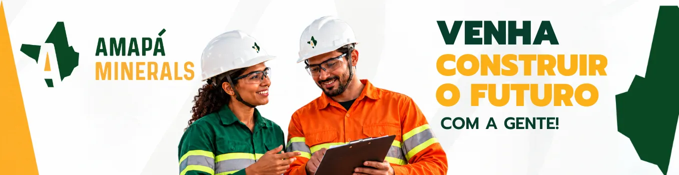 Banner horizontal da Amapá Minerals, com fundo branco e elementos gráficos nas cores verde e amarelo. À esquerda, está o logotipo da empresa. No centro, dois profissionais de mineração, uma mulher com uniforme verde e um homem com uniforme laranja, ambos com capacetes brancos e óculos de proteção, conversam enquanto observam uma prancheta segurada pelo homem. À direita, em letras grandes nas cores verde e amarelo, aparece a mensagem: “Venha construir o futuro com a gente!”