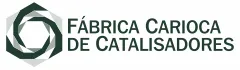 A imagem apresenta o logotipo da Fábrica Carioca de Catalisadores.

À esquerda, há um símbolo gráfico em tom verde escuro, formado por um conjunto de formas geométricas que criam um desenho circular, lembrando uma engrenagem ou um hexágono estilizado.

À direita do símbolo, está o nome “FÁBRICA CARIOCA DE CATALISADORES” escrito em letras maiúsculas, também na cor verde escuro, sobre um fundo claro.