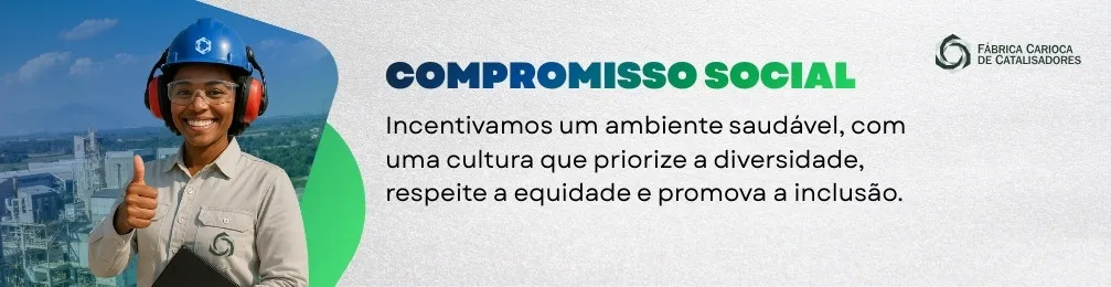 A imagem traz o título “COMPROMISSO SOCIAL” em destaque, com “COMPROMISSO” em azul e “SOCIAL” em verde.
À esquerda, há uma pessoa usando capacete azul com o logotipo da Petrobras e fazendo um gesto de positivo. Ao fundo, aparece uma paisagem urbana com prédios e montanhas.
À direita, está o texto:

“Incentivamos um ambiente saudável, com uma cultura que priorize a diversidade, respeite a equidade e promova a inclusão.”

No canto superior direito, aparece o logotipo da Fábrica Carioca de Catalisadores.