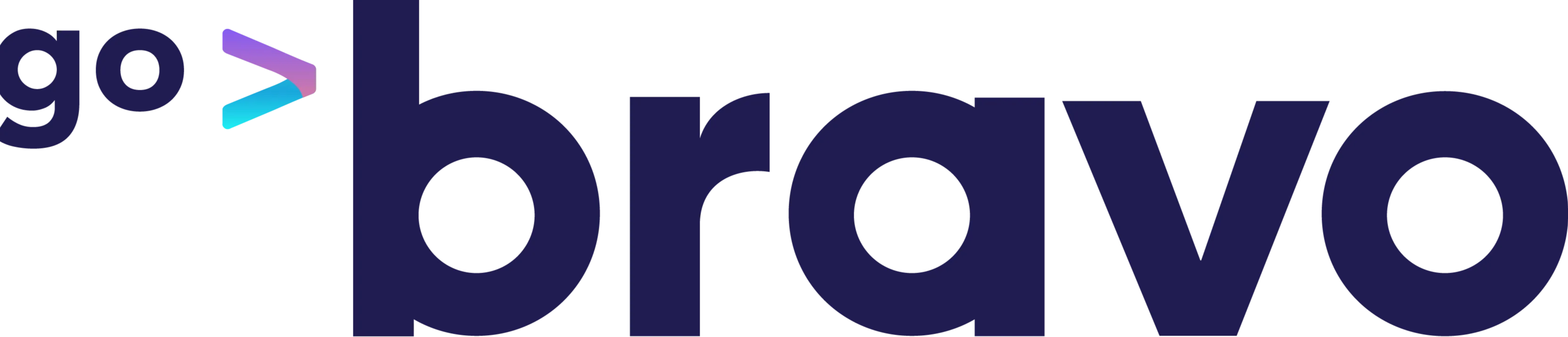 O logotipo da Go Bravo apresenta o texto "go bravo" em letras minúsculas e modernas. A palavra "go" é menor e vem acompanhada de um símbolo em forma de seta dupla apontando para a direita, composta pelas cores roxa e azul, que indicam dinamismo e progresso. A palavra "bravo" está em destaque com uma fonte maior e na cor branca, simbolizando clareza e confiança. O fundo é transparente, permitindo adaptação a diferentes aplicações.