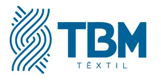 Logo da empresa Têxtil Bezerra de Menezes abreviada pelas letas T, B e M na cor preta com um símbolo que representa os fios e passar a sensação de movimento.