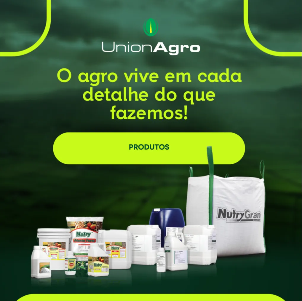 A imagem apresenta um material institucional da UnionAgro, com fundo em tom de verde escuro e detalhes em verde-limão vibrante.

Na parte superior, aparece o logotipo da UnionAgro, um círculo verde com uma folha estilizada no centro, seguido do nome da empresa em letras brancas.

Logo abaixo, em destaque, a frase principal em letras grandes e amarelo-esverdeadas: “O agro vive em cada detalhe do que fazemos!”

Abaixo dessa frase, há uma faixa arredondada em verde-limão com o texto “PRODUTOS”, centralizado.

Na parte inferior da imagem, está a fotografia de diversos produtos agrícolas da UnionAgro, dispostos em linha sobre o fundo escuro. Entre eles, há galões, frascos, sacarias e baldes de diferentes tamanhos e cores, predominando o branco, com rótulos das linhas Nutry e NutryGran. À direita, destaca-se um grande saco branco com alças verdes, identificado pela marca NutryGran.

O design mantém a identidade visual da empresa, com cores que remetem à natureza e à tecnologia no agronegócio, transmitindo organização, confiança e compromisso com a qualidade.