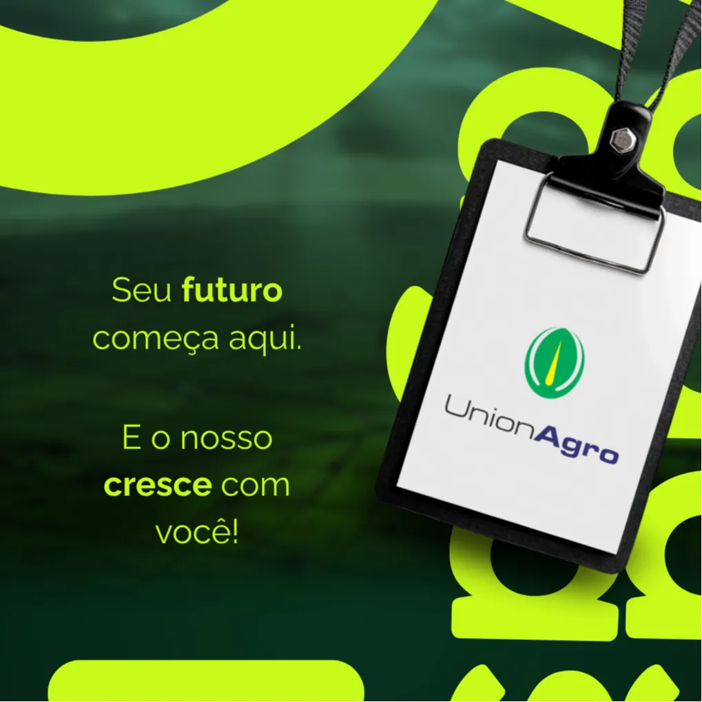 A imagem institucional da UnionAgro apresenta um fundo em tons de verde escuro, com formas arredondadas em verde-limão vibrante, criando um visual moderno e energético.

À esquerda, o texto aparece em letras claras, com destaque em negrito para algumas palavras: “Seu futuro começa aqui. E o nosso cresce com você!”

As palavras “futuro” e “cresce” estão destacadas em negrito, reforçando a mensagem de desenvolvimento e parceria.

À direita, há um crachá corporativo em perspectiva, pendurado por um cordão preto. O crachá exibe o logotipo da UnionAgro, composto por um círculo verde com uma folha estilizada no centro e o nome da empresa em letras pretas e roxas (“Union” em preto e “Agro” em roxo).

O conjunto visual transmite profissionalismo, acolhimento e crescimento mútuo, conectando a ideia de carreira e propósito dentro do setor agro.