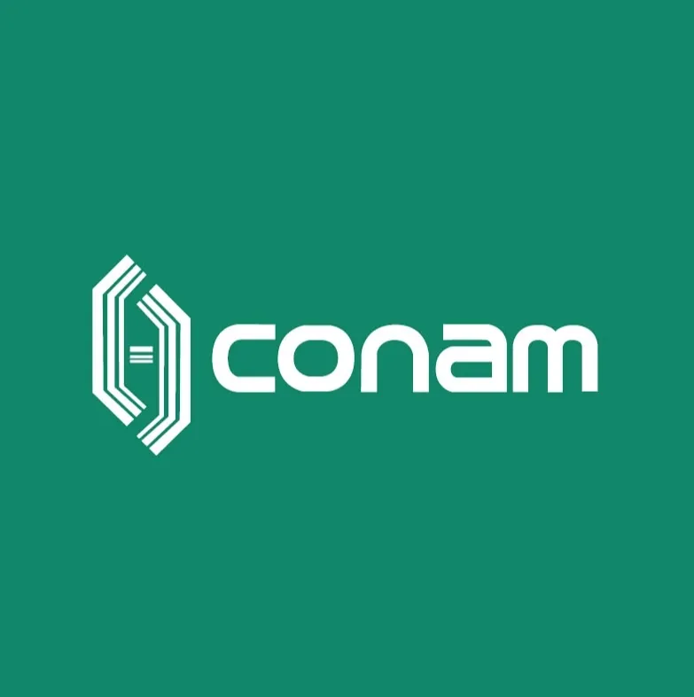 Logotipo da Conam em branco, centralizado sobre um fundo verde. À esquerda, há um símbolo geométrico formado por linhas brancas paralelas, com duas pequenas linhas horizontais no centro. À direita do símbolo, aparece a palavra “conam” em letras minúsculas, brancas e estilizadas.