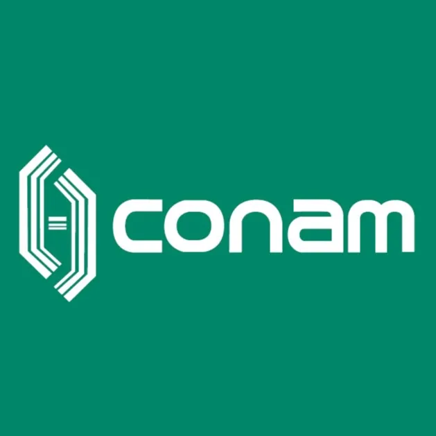 Logotipo da Conam em branco, centralizado sobre um fundo verde. À esquerda, há um símbolo geométrico formado por linhas brancas paralelas, com duas pequenas linhas horizontais no centro. À direita do símbolo, aparece a palavra “conam” em letras minúsculas, brancas e estilizadas.
