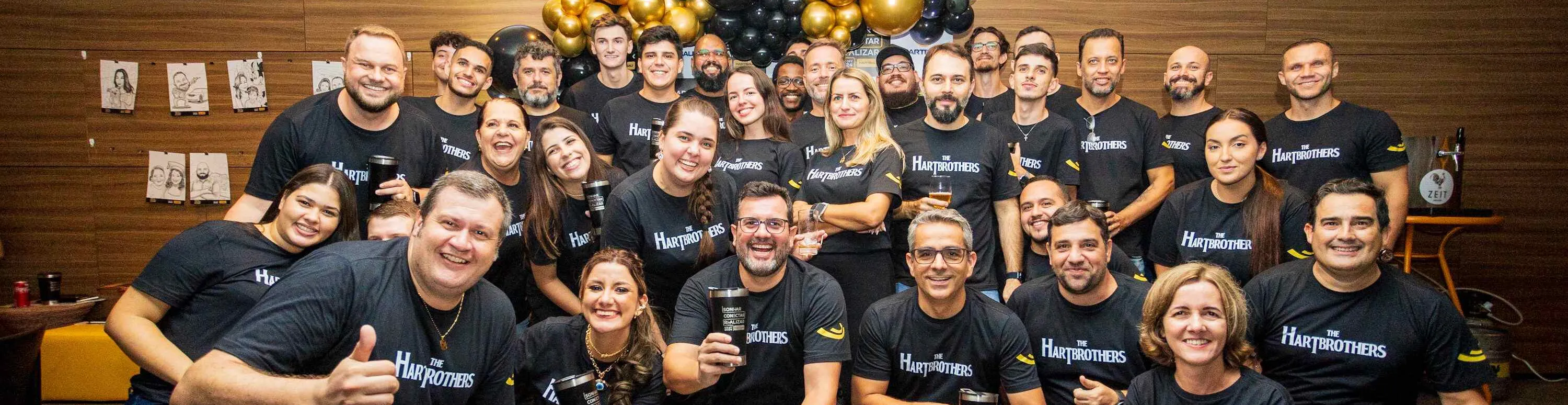 Imagem com os colaboradores do time Hartbau sorrindo para a foto.