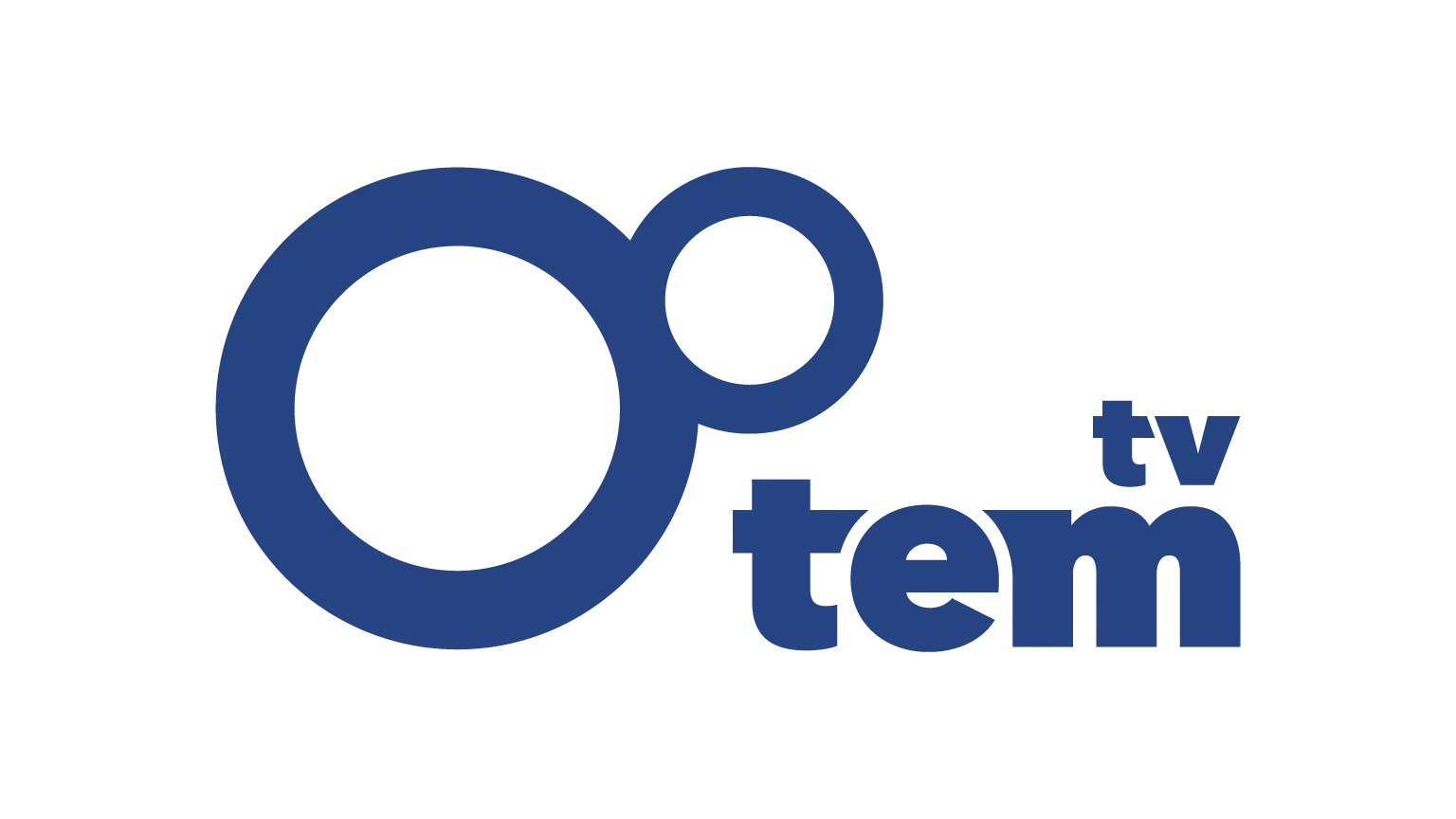 Logo da emissora TV TEM, em estilo minimalista e moderno. O logotipo é composto por dois círculos azuis: um grande à esquerda e outro menor, posicionado à direita e um pouco acima, como se estivesse “orbitando” o maior. À direita dos círculos está a palavra “tem” em letras minúsculas e negrito, também na cor azul. Acima da letra “m”, em tamanho reduzido, aparece a sigla “tv”, também em azul. O fundo da imagem é transparente.