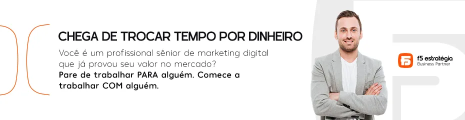Banner da F5 Estratégia com o texto “Chega de trocar tempo por dinheiro. Você é um profissional sênior de marketing digital que já provou seu valor no mercado? Pare de trabalhar PARA alguém. Comece a trabalhar COM alguém.” À direita, homem sorridente, de pele clara, cabelos curtos castanhos, vestindo blazer cinza e camiseta branca, com braços cruzados. Ao lado dele, o logotipo da F5 Estratégia.