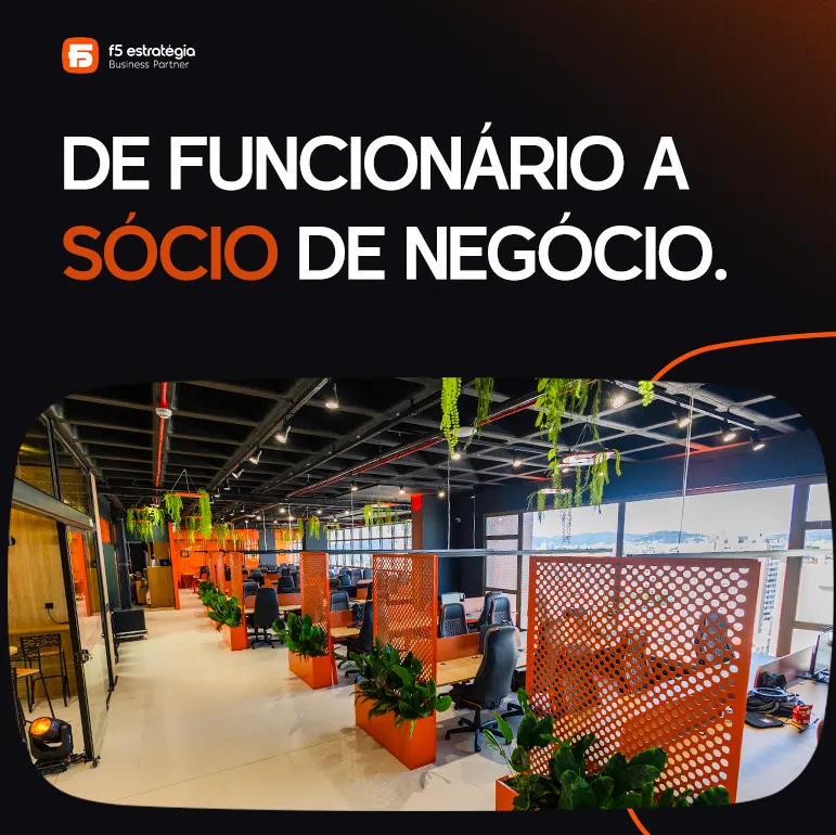 Imagem de divulgação da F5 Estratégia com fundo preto e detalhes em laranja. No topo, aparece o logo da F5 Estratégia acompanhado do texto "Business Partner" em branco. Logo abaixo, em letras grandes e brancas, está a frase: "DE FUNCIONÁRIO A". A palavra "SÓCIO" está destacada em laranja vibrante, seguida de "DE NEGÓCIO." em branco. Abaixo do texto, há uma foto colorida de um ambiente moderno de escritório com divisórias e plantas verdes, cadeiras pretas e mesas com estrutura laranja. O ambiente é iluminado, espaçoso, com janelas amplas e detalhes em tons laranja e preto