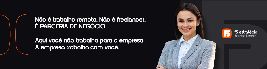 Banner da F5 Estratégia com fundo preto e texto em branco: “Não é trabalho remoto. Não é freelancer. É parceria de negócio. Aqui você não trabalha para a empresa. A empresa trabalha com você.” À direita, mulher sorridente de pele clara e cabelos longos escuros, vestindo blazer cinza e camisa social azul-clara, com braços cruzados. Ao lado dela, o logotipo da F5 Estratégia.