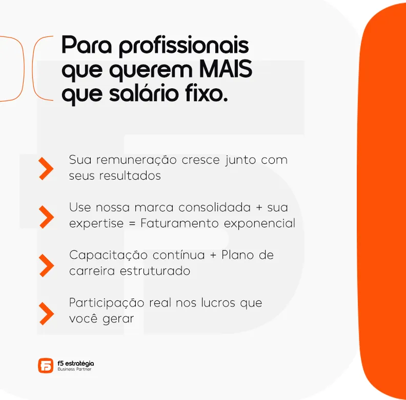 Card promocional da F5 Estratégia. À esquerda, em texto preto: “Para profissionais que querem MAIS que salário fixo.” Abaixo, em lista com setas laranjas, os benefícios: “Sua remuneração cresce junto com seus resultados”, “Use nossa marca consolidada + sua expertise = Faturamento exponencial”, “Capacitação contínua + Plano de carreira estruturado” e “Participação real nos lucros que você gerar”. À direita, homem de pele clara, barba curta e cabelo castanho, vestindo terno azul e gravata preta, segurando um celular, sobre fundo laranja com o logotipo estilizado da F5 ao fundo.
