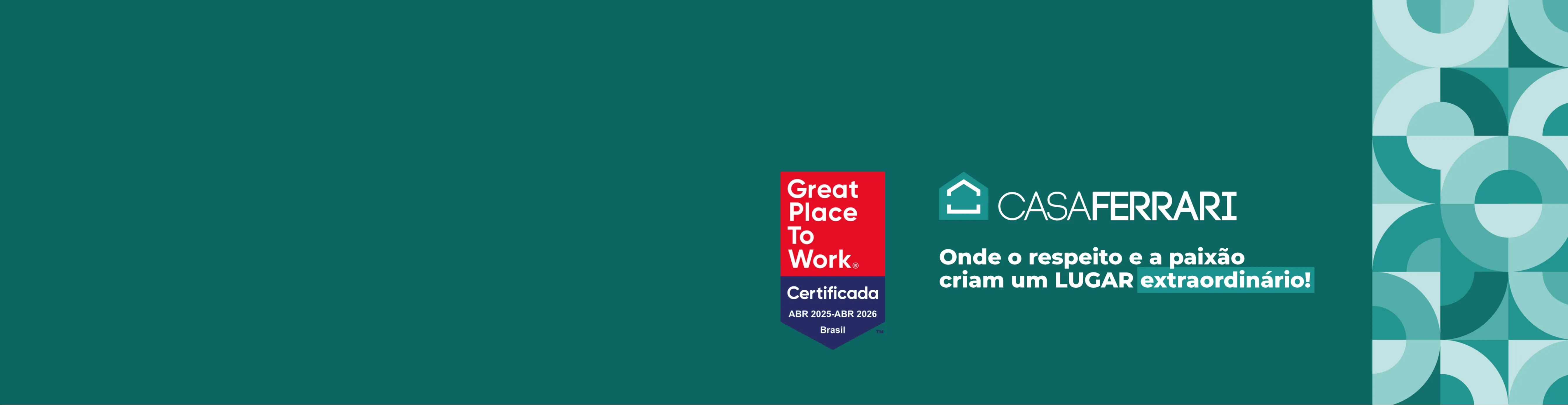 Um banner retangular na horizontal, com fundo em verde água claro, transmitindo uma sensação fresca e acolhedora.

No canto superior esquerdo, está o selo 'Great Place To Work' em formato circular, com bordas brancas e detalhes em azul escuro, lembrando uma medalha de certificação. Abaixo dele, em letras pretas e finas, aparece a palavra 'Certificado', e, logo após, o endereço 'www.greatplace.com' em tamanho reduzido.

No centro, em letras grandes e negritas na cor preto, destaca-se o nome 'CASAFERRARI', com espaçamento amplo entre as letras, dando elegância ao visual.

Logo abaixo, em fonte menor mas ainda destacada, está a frase:
'Onde o respeito e a paixão criam um LUGAR extraordinário!'
— onde a palavra 'LUGAR' aparece em caixa alta e negrito, reforçando a mensagem.

O design é limpo e equilibrado, com o verde água de fundo criando um contraste suave com os textos escuros, resultando em um visual profissional e harmonioso. A composição transmite credibilidade, modernidade e um ambiente de trabalho inspirador.
