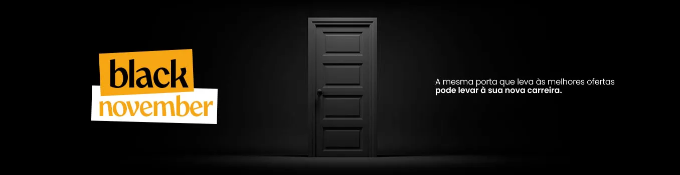 Um fundo totalmente preto com uma porta preta ao centro, levemente iluminada por um foco de luz suave. À esquerda, há o logotipo da campanha “black november” em letras minúsculas — “black” em preto sobre uma faixa branca e “november” em branco sobre uma faixa dourada. À direita da porta, está a frase em branco: “A mesma porta que leva às melhores ofertas pode levar à sua nova carreira.” O visual transmite mistério, elegância e oportunidade, unindo o conceito de ofertas e de novas possibilidades profissionais.