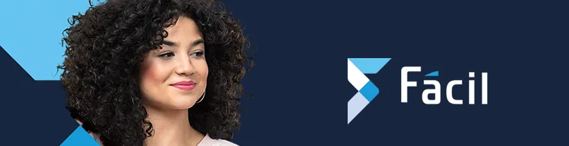 Imagem com fundo azul escuro, ao lado direito a logo da Fácil formada por um "F" com tons de Azul e ao lado escrito em branco o nome da Fácil. E ao lado esquerdo uma mulher com cabelos cacheados castanho escuro sorrindo.