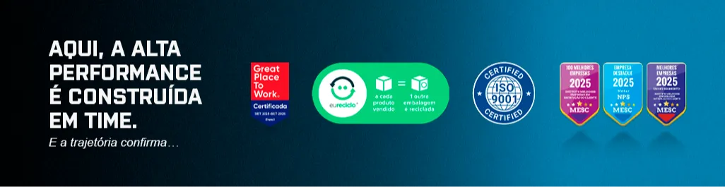 Banner com fundo em degradê do preto para azul claro. À esquerda, há o texto em branco: “Aqui, a alta performance é construída em time.” Logo abaixo, em menor tamanho, a frase: “E a trajetória confirma...”. À direita, aparecem selos e certificações, incluindo “Great Place to Work”, um selo verde do eureciclo com a mensagem de compensação ambiental, um selo circular “ISO 9001 Certified” e três selos coloridos de premiações MESC de 2025.