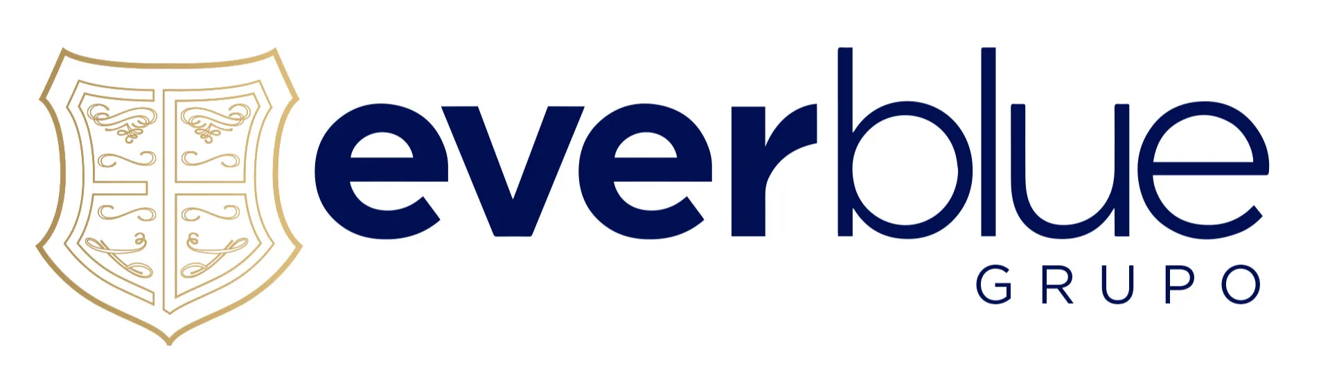 Logotipo do Grupo Everblue. À esquerda, um escudo estilizado em dourado com traços ornamentais, que transmite tradição, segurança e solidez. À direita, o nome "everblue" em letras minúsculas e azul-marinho, com tipografia moderna e elegante. Abaixo da palavra "everblue", a palavra "GRUPO" aparece em letras menores e espaçadas, também em azul-marinho.