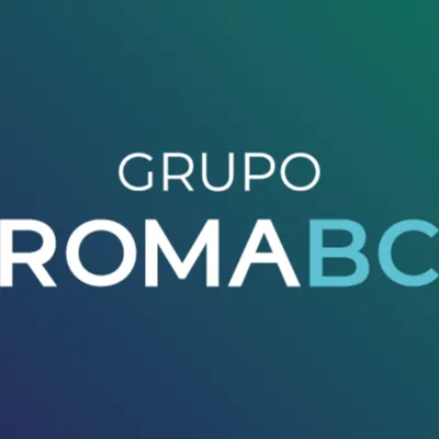 Logotipo com fundo em degradê azul e verde. Ao centro, está escrito "GRUPO ROMA BC" em letras maiúsculas. A palavra "GRUPO" aparece em branco, acima do nome "ROMA BC". "ROMA" está em branco e "BC" em azul claro. O design é moderno e transmite profissionalismo.
