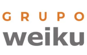 O logo do Grupo Weiku apresenta um design moderno e minimalista. Ele é composto por duas palavras:
	1.	“GRUPO” – escrito em letras maiúsculas, na cor laranja, e com um espaçamento uniforme entre os caracteres, dando um toque sofisticado e equilibrado.
	2.	“weiku” – escrito em letras minúsculas, na cor cinza, com uma tipografia limpa e robusta, transmitindo solidez e confiança.

A combinação dessas cores cria um contraste visual agradável, associando inovação (laranja) com estabilidade e profissionalismo (cinza). O design simples e direto reforça a identidade forte e confiável da marca.