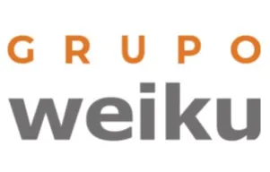 O logo do Grupo Weiku apresenta um design moderno e minimalista. Ele é composto por duas palavras:
	1.	“GRUPO” – escrito em letras maiúsculas, na cor laranja, e com um espaçamento uniforme entre os caracteres, dando um toque sofisticado e equilibrado.
	2.	“weiku” – escrito em letras minúsculas, na cor cinza, com uma tipografia limpa e robusta, transmitindo solidez e confiança.

A combinação dessas cores cria um contraste visual agradável, associando inovação (laranja) com estabilidade e profissionalismo (cinza). O design simples e direto reforça a identidade forte e confiável da marca.
