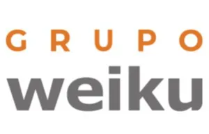 O logo do Grupo Weiku apresenta um design moderno e minimalista. Ele é composto por duas palavras:
	1.	“GRUPO” – escrito em letras maiúsculas, na cor laranja, e com um espaçamento uniforme entre os caracteres, dando um toque sofisticado e equilibrado.
	2.	“weiku” – escrito em letras minúsculas, na cor cinza, com uma tipografia limpa e robusta, transmitindo solidez e confiança.

A combinação dessas cores cria um contraste visual agradável, associando inovação (laranja) com estabilidade e profissionalismo (cinza). O design simples e direto reforça a identidade forte e confiável da marca.