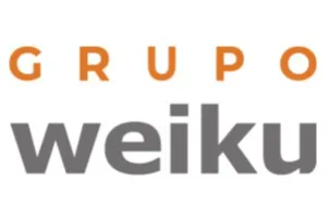 O logo do Grupo Weiku apresenta um design moderno e minimalista. Ele é composto por duas palavras:
	1.	“GRUPO” – escrito em letras maiúsculas, na cor laranja, e com um espaçamento uniforme entre os caracteres, dando um toque sofisticado e equilibrado.
	2.	“weiku” – escrito em letras minúsculas, na cor cinza, com uma tipografia limpa e robusta, transmitindo solidez e confiança.

A combinação dessas cores cria um contraste visual agradável, associando inovação (laranja) com estabilidade e profissionalismo (cinza). O design simples e direto reforça a identidade forte e confiável da marca.