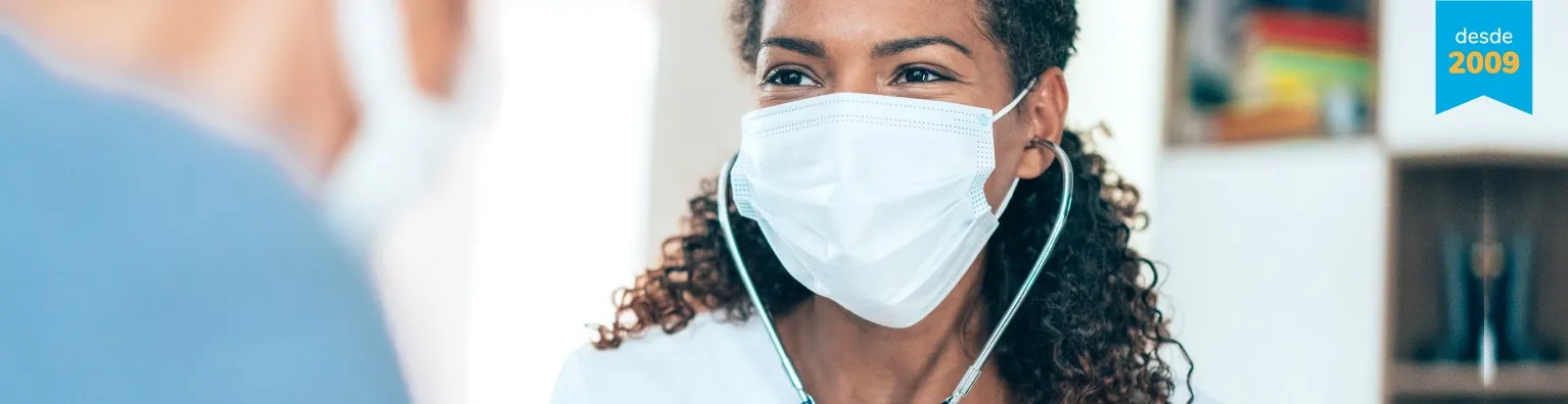 Conteúdo: A imagem mostra uma grande área delimitada por uma linha tracejada azul, indicando uma zona de arrastar e soltar.

Elementos:

No centro, há um ícone de nuvem com uma seta apontando para baixo, simbolizando o upload.

Logo abaixo, há o texto centralizado: "Arraste um arquivo aqui ou clique para selecionar a foto de capa."

Na linha seguinte, há uma instrução sobre os requisitos do arquivo: "Upload de arquivo de imagem PNG ou JPEG de até 500 KB."

Função: A imagem descreve o processo e os requisitos técnicos para enviar a foto de capa para uma página de carreira ou perfil.

2. Imagem: Capa do Home Care Center (homecarecenter_cover.jpg)
Esta é uma imagem que parece ser um banner de capa profissional.

Conteúdo Principal: A foto em close-up foca em uma profissional de saúde.

Detalhes:

É uma mulher de pele morena, com cabelo cacheado, vestindo uma máscara cirúrgica branca e um uniforme de saúde branco ou claro.

Ela está segurando um estetoscópio e o coloca no ombro de outra pessoa (visível apenas a parte de trás do ombro e parte do uniforme azul).

A profissional está sorrindo com os olhos e olhando para o paciente com uma expressão de cuidado e atenção.

O fundo é suave e claro, sugerindo um ambiente interno bem iluminado.

Design/Branding:

No canto superior direito, há um rótulo (selo) vertical de cor azul-ciano que diz, em duas linhas: "desde 2009". O ano "2009" está em destaque em amarelo.

Função: Esta imagem serve como uma capa de branding, transmitindo profissionalismo, experiência (com o selo "desde 2009") e um foco humano no cuidado à saúde.