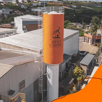 Nossa estrutura é motivo de orgulho. Contamos com tecnologia de ponta, processos modernos e rigorosos padrões de qualidade que garantem segurança e eficiência em cada produto. Mas mais do que máquinas, é a combinação de inovação e cuidado humano que torna o Jeito Caseiro uma empresa preparada para atender clientes exigentes e um mercado em constante evolução.
