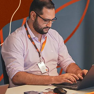 Nossos escritórios foram planejados como um espaço colaborativo no estilo coworking, que estimula a integração entre áreas, a troca de ideias e a construção conjunta de soluções. É um ambiente moderno, aberto e acolhedor, onde cada colaborador encontra autonomia e, ao mesmo tempo, proximidade com os colegas e líderes.