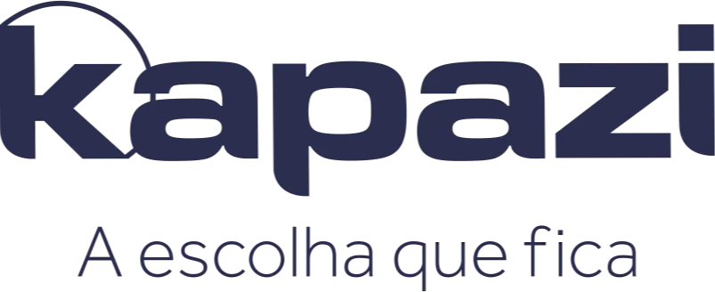 A imagem contém o logotipo da empresa "Kapazi". O nome "kapazi" é escrito em letras minúsculas com uma fonte moderna e indireta, em um tom de escuro azul. A primeira letra "k" possui um detalhe curvado que lembra um arco, adicionando um toque de personalização ao design. Abaixo do nome "kapazi", encontra-se o slogan "A escolha que fica", escrito em uma fonte menor e na mesma cor azul escuro. O design transmite profissionalismo e sofisticação.