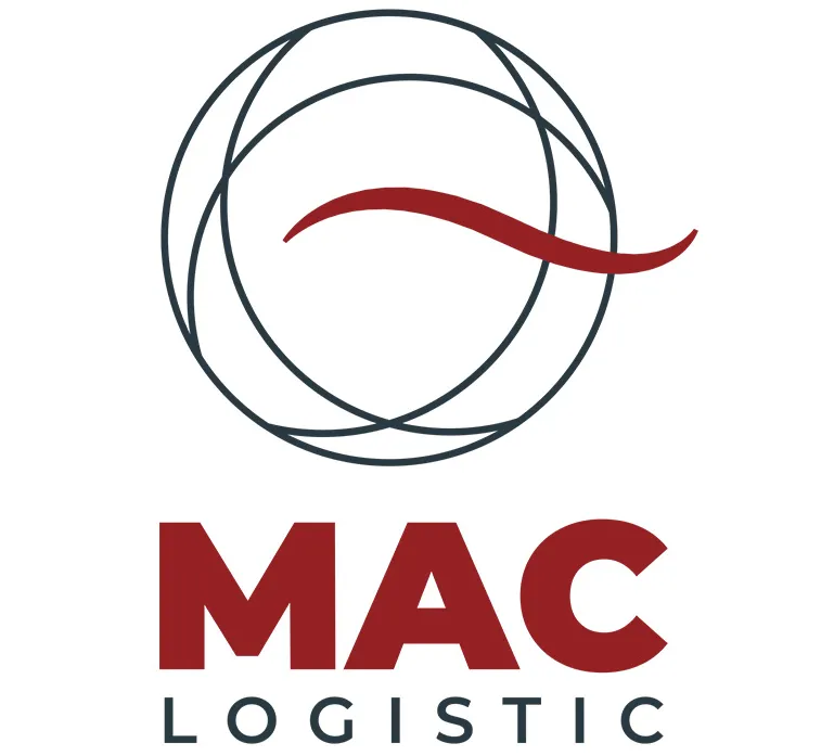 Logo da MAC Logistic, com o nome “MAC” em vermelho escuro e “LOGISTIC” em cinza, acompanhados por um ícone circular à esquerda formado por linhas entrelaçadas e uma curva vermelha atravessando o centro, simbolizando movimento e conexão global