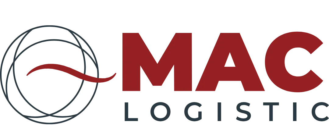 Logo da MAC Logistic, com o nome “MAC” em vermelho escuro e “LOGISTIC” em cinza, acompanhados por um ícone circular à esquerda formado por linhas entrelaçadas e uma curva vermelha atravessando o centro, simbolizando movimento e conexão global