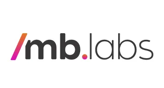 Logo da MB Labs, com letras pretas e uma barra estilo código em dregradê laranja com rosa.