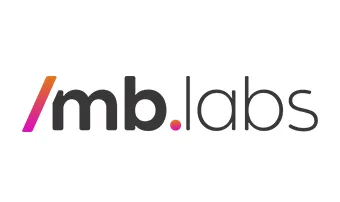 Logo da MB Labs, com letras pretas e uma barra estilo código em dregradê laranja com rosa.