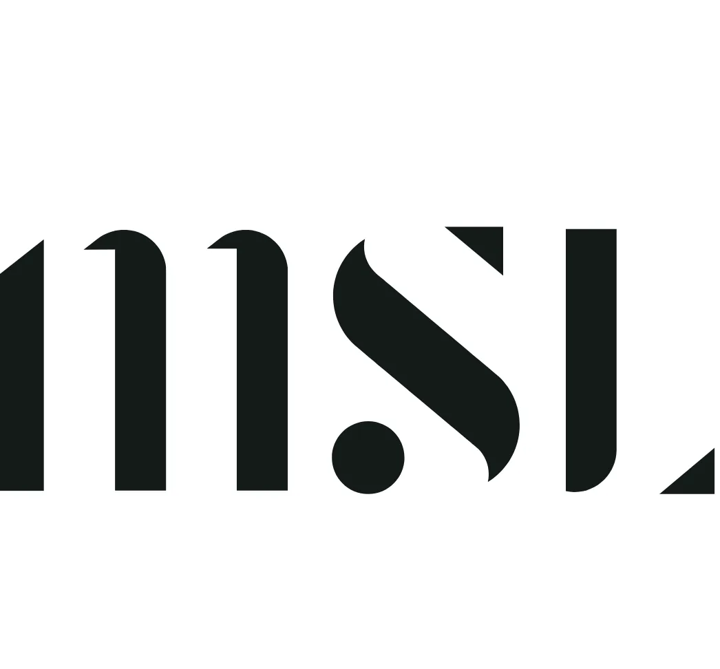 A logo da Montalvão & Souza Lima (MSL) é moderna e minimalista, apresentada em preto e branco com um design vertical; as letras estilizadas “MSL” aparecem em caixa alta com formas geométricas e cortes diagonais que trazem dinamismo e elegância; logo abaixo, está escrito “MONTALVÃO & SOUZA LIMA” em uma fonte reta e limpa, seguido pelo slogan “ADVOCACIA DE NEGÓCIOS” em letras menores, mantendo o mesmo estilo, e o alto contraste entre preto e branco garante legibilidade e acessibilidade, destacando a identidade visual da marca.