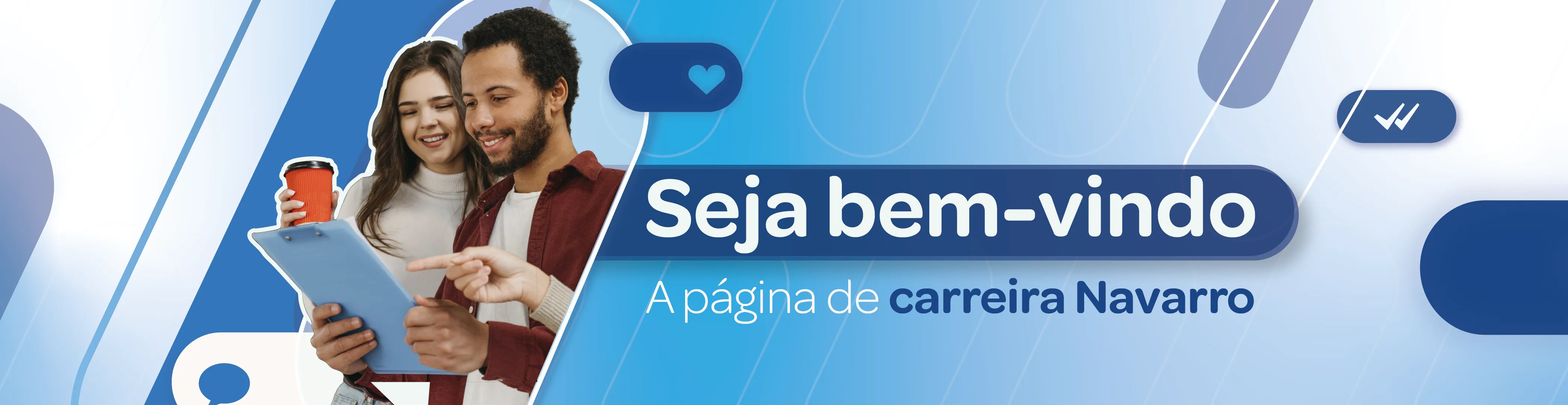 Pessoa sorrindo utilizando tablet em banner de boas-vindas da página de carreiras da Navarro.