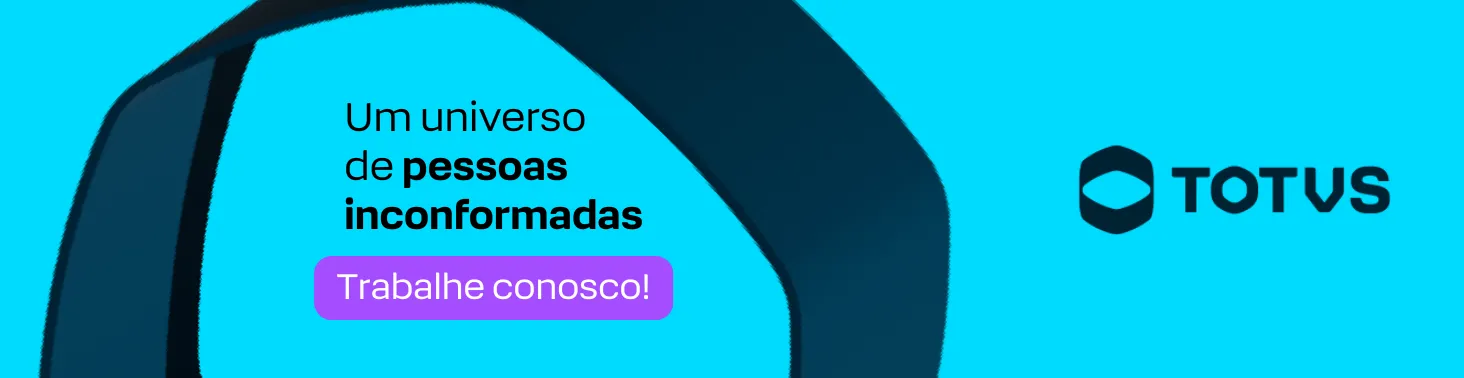 Banner horizontal com fundo na cor ciano vibrante. À esquerda, destaca-se o texto em preto: "Um universo de pessoas inconformadas", com as duas últimas palavras em negrito. Logo abaixo, há um botão arredondado na cor lilás com o convite "Trabalhe conosco!" em branco. No canto direito, aparece o logotipo da TOTVS em azul marinho. O design é composto por formas orgânicas e fluidas em tom de azul escuro que emolduram a lateral esquerda da composição.