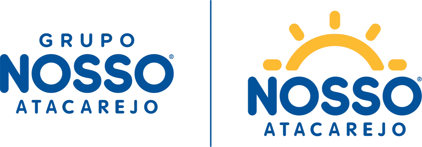 O logo do Nosso Atacarejo traz a palavra “NOSSO” em azul escuro, com “ATACAREJO” abaixo em azul escuro. Acima, há um sol amarelo estilizado, simbolizando energia e positividade.