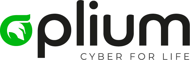 Logotipo completo da Oplium. À esquerda, há um ícone circular verde com uma forma branca em negativo que representa o perfil de um capacete espartano, simbolizando proteção e segurança. À direita do ícone, está escrito “oplium” em letras minúsculas, com tipografia moderna e sem serifa, na cor preta. Abaixo do nome, em letras menores e espaçadas, está o slogan "CYBER FOR LIFE" em cinza escuro, reforçando o foco em cibersegurança e continuidade.